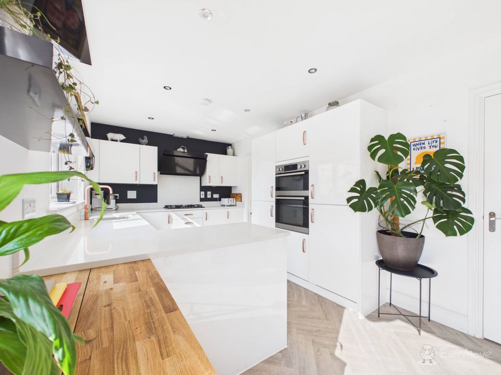 Property photo 2 of 33 Kitchen Diner- Mark Stephens Ewemove Newmarket And