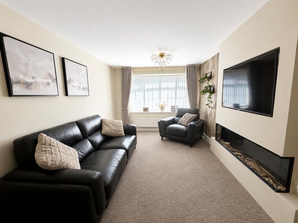 Property photo 3 of 11 Lounge