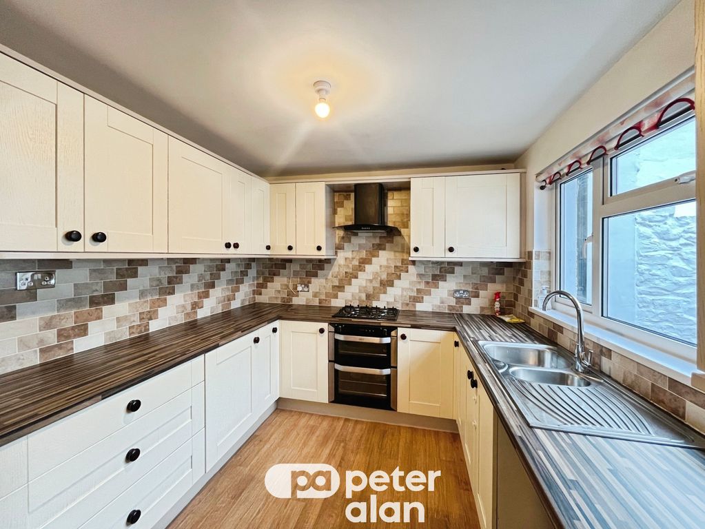Property photo 2 of 19 Kitchen