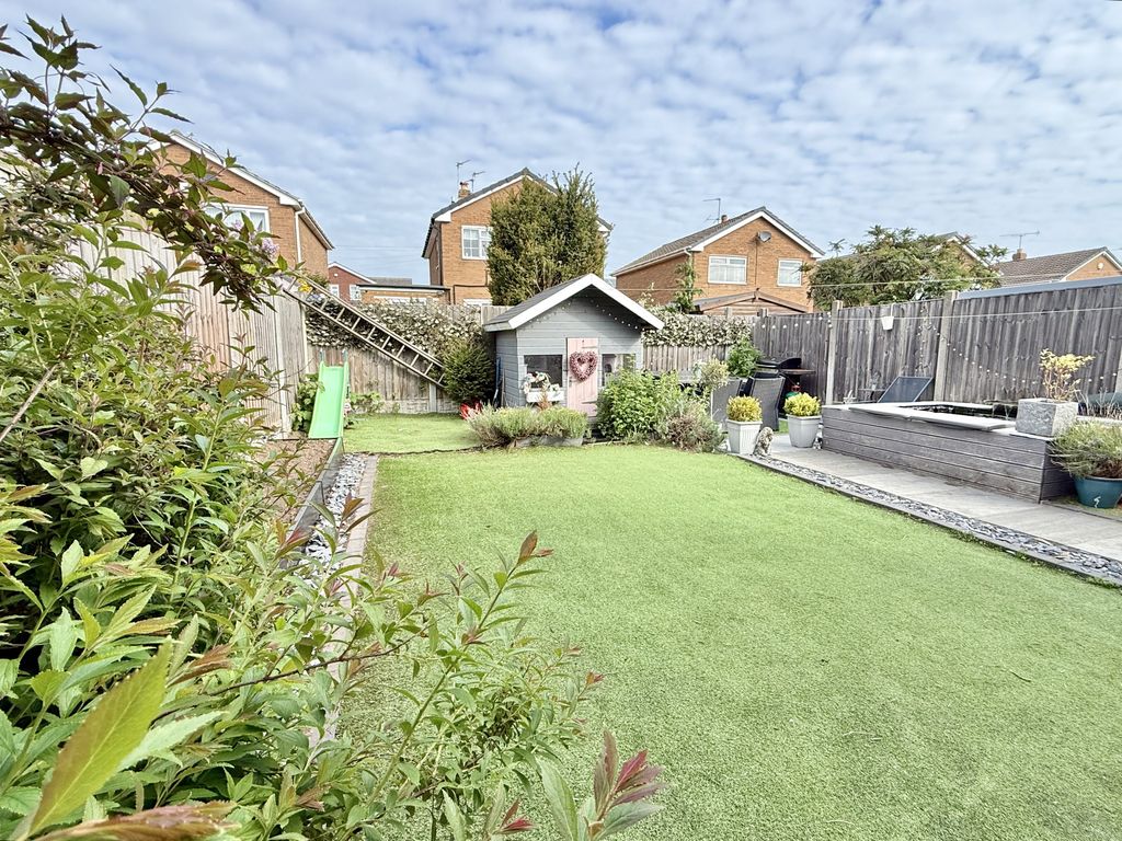 Property photo 2 of 20 Hills Close Back
