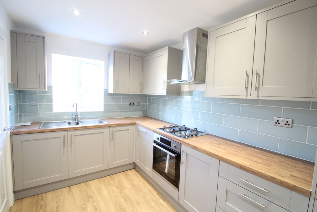Property photo 3 of 10 Kitchen