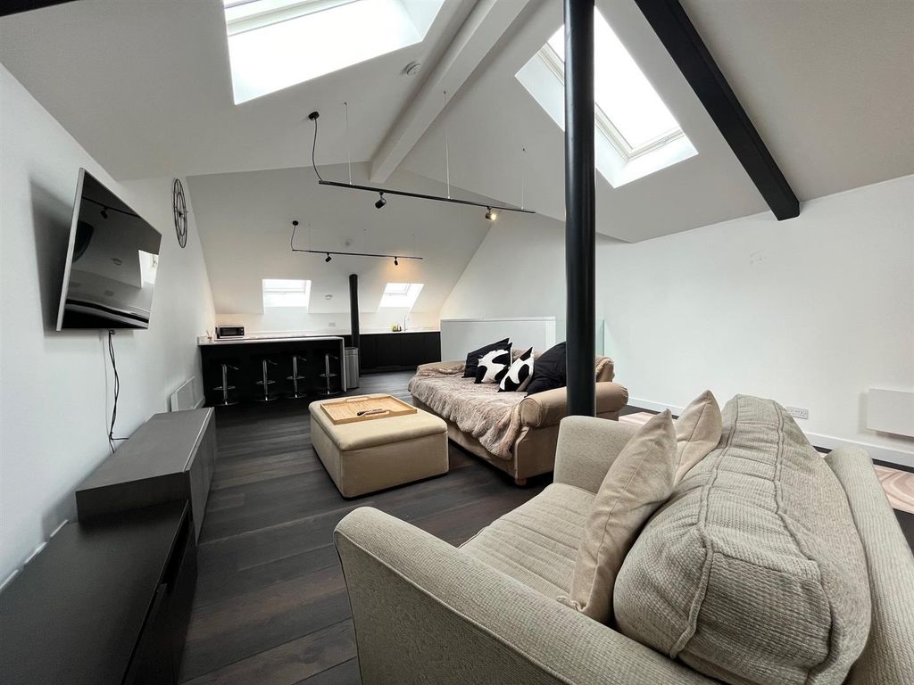 Property photo 3 of 21