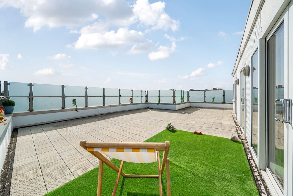 Property photo 3 of 19 Roof Terrace