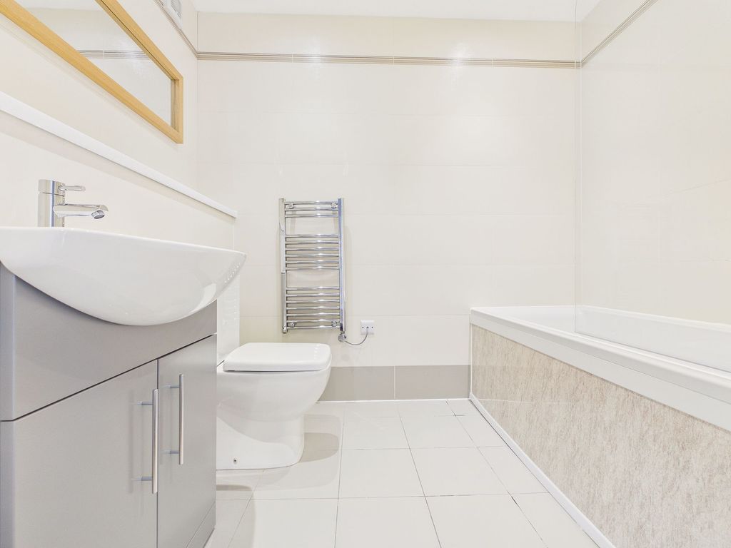 Property photo 2 of 11 Bathroom