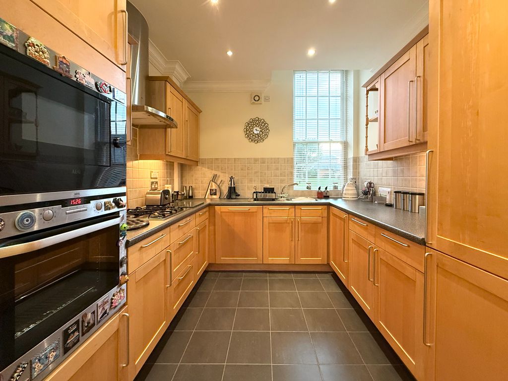 Property photo 3 of 10 Kitchen