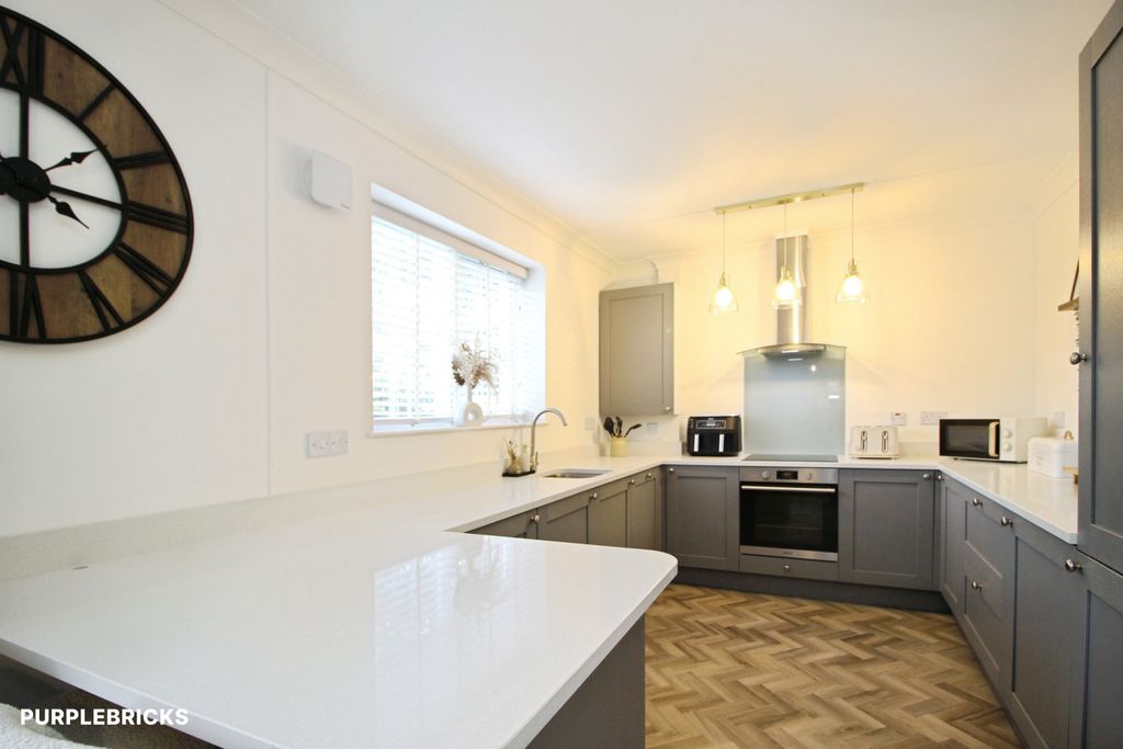 Property photo 2 of 22 Lounge / Kitchen