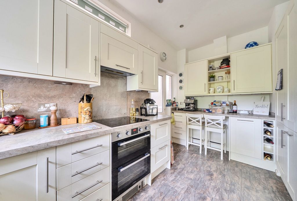 Property photo 3 of 13 1458672-10-6A01B3...