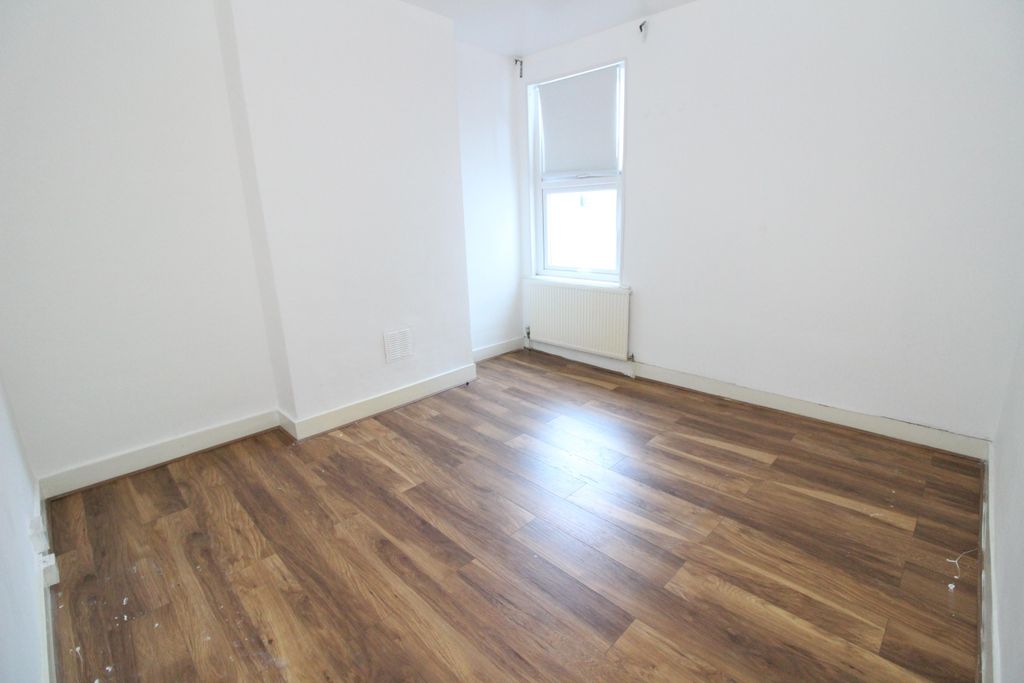 Property photo 2 of 6 Bedroom