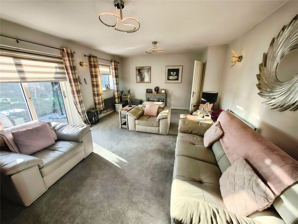 Property photo 3 of 11 Living Room