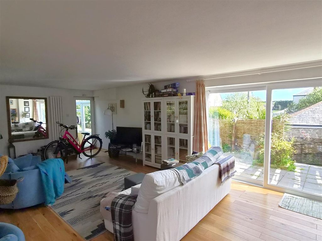 Property photo 2 of 21 Sitting Room