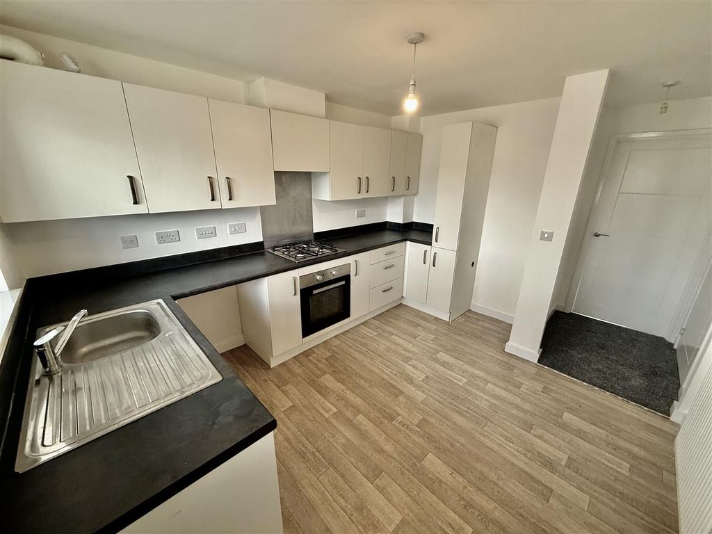 Property photo 3 of 12 Kitchen
