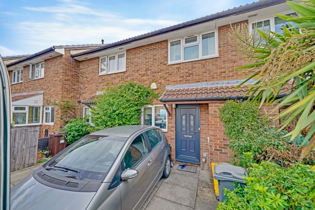 Property photo 1 of 11 Two Bedroom Freehold Property With A Private Garden And A Driveway