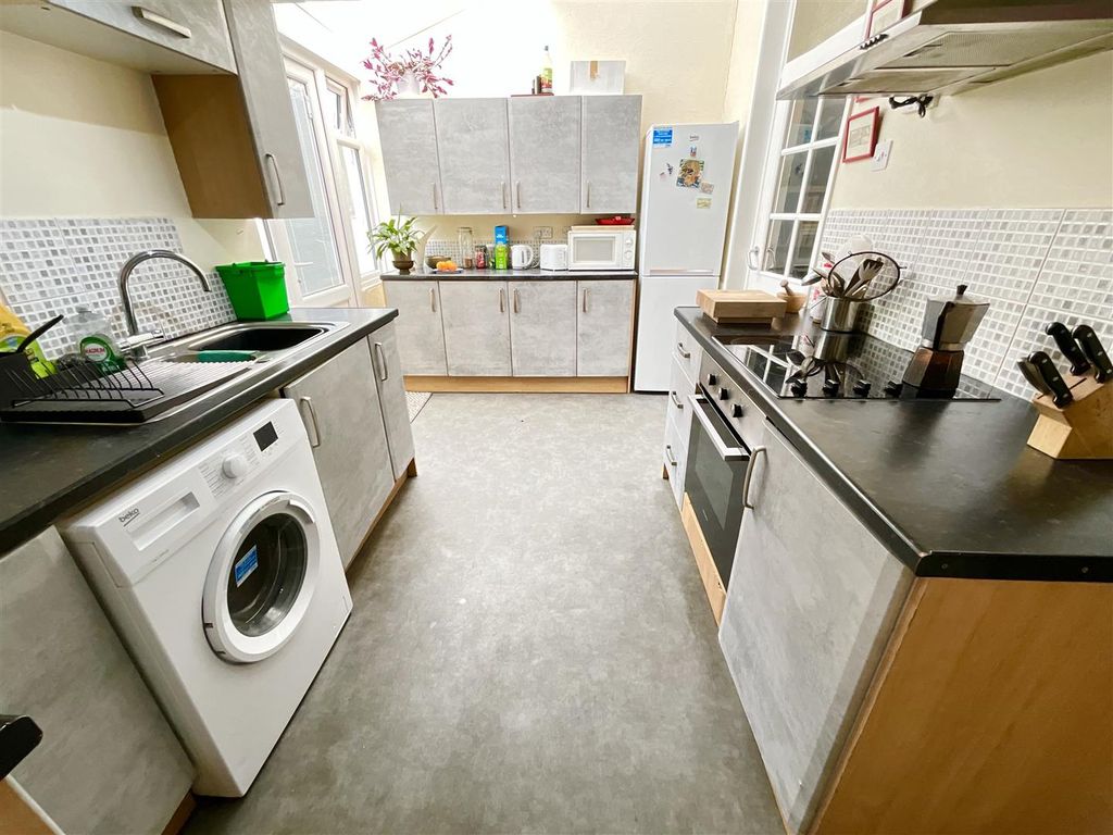 Property photo 3 of 9 Kitchen