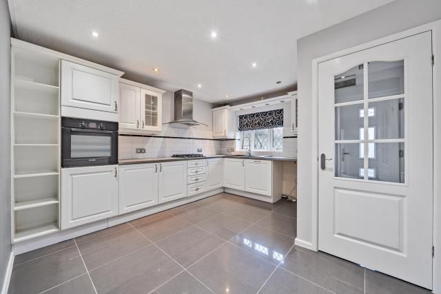 Property photo 2 of 11 Kitchen
