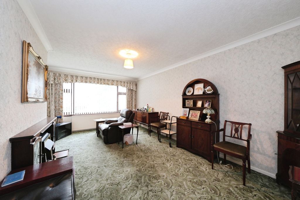 Property photo 3 of 18 Lounge