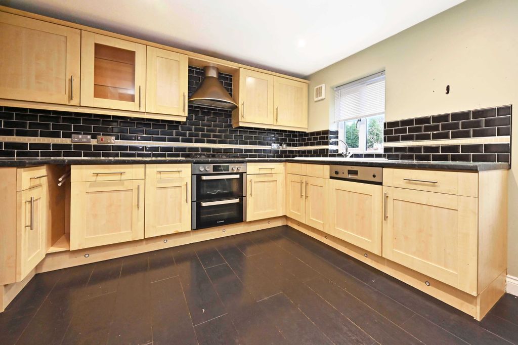 Property photo 3 of 31 Kitchen