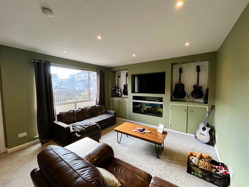 Property photo 2 of 13 Lounge