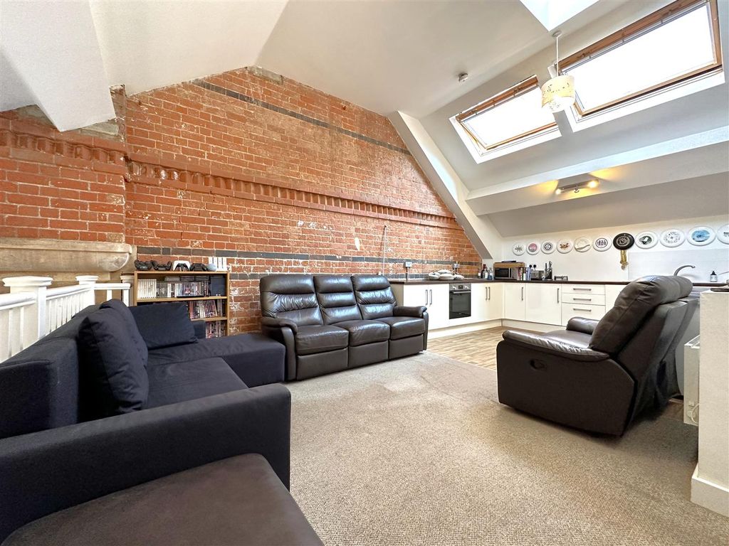 Property photo 2 of 18 Open-Plan Living/Dining Kitchen 364