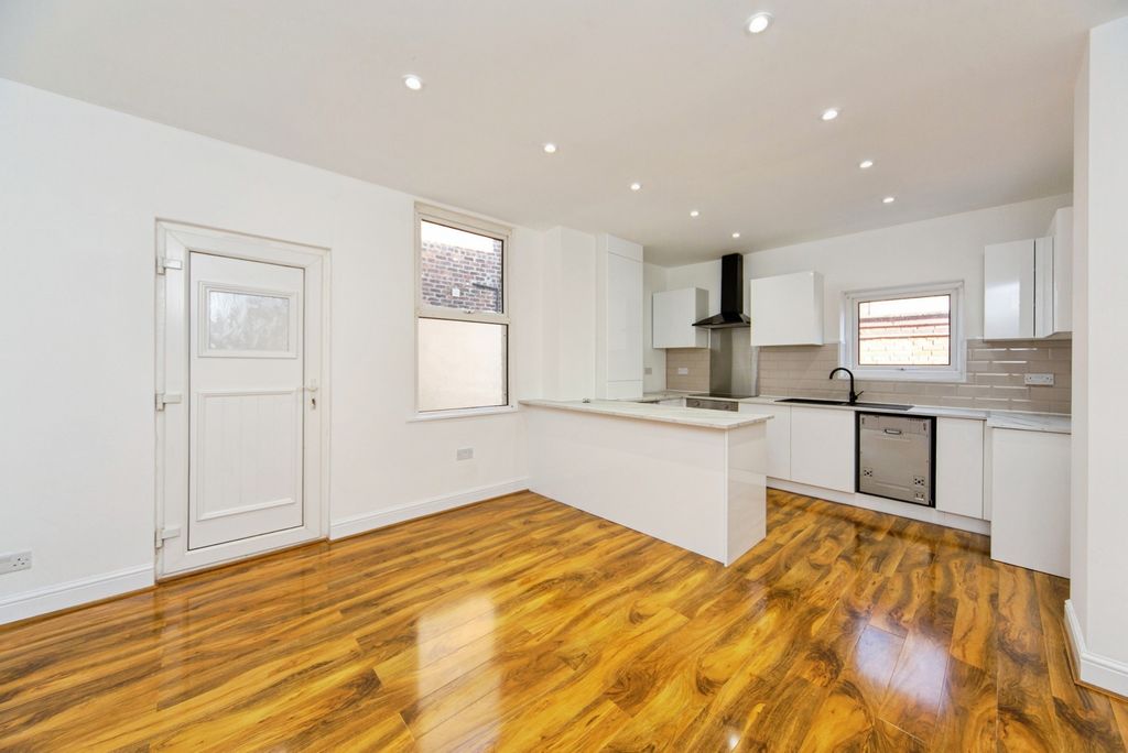Property photo 3 of 27 Pbox-Img.Jpg