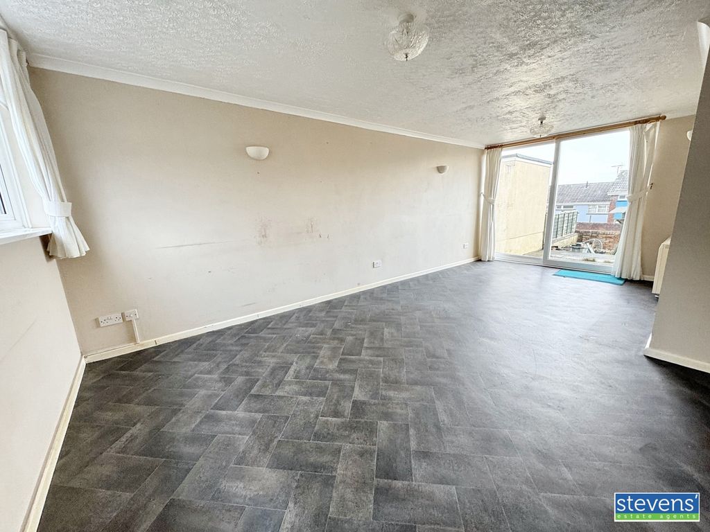 Property photo 3 of 16 Image00013