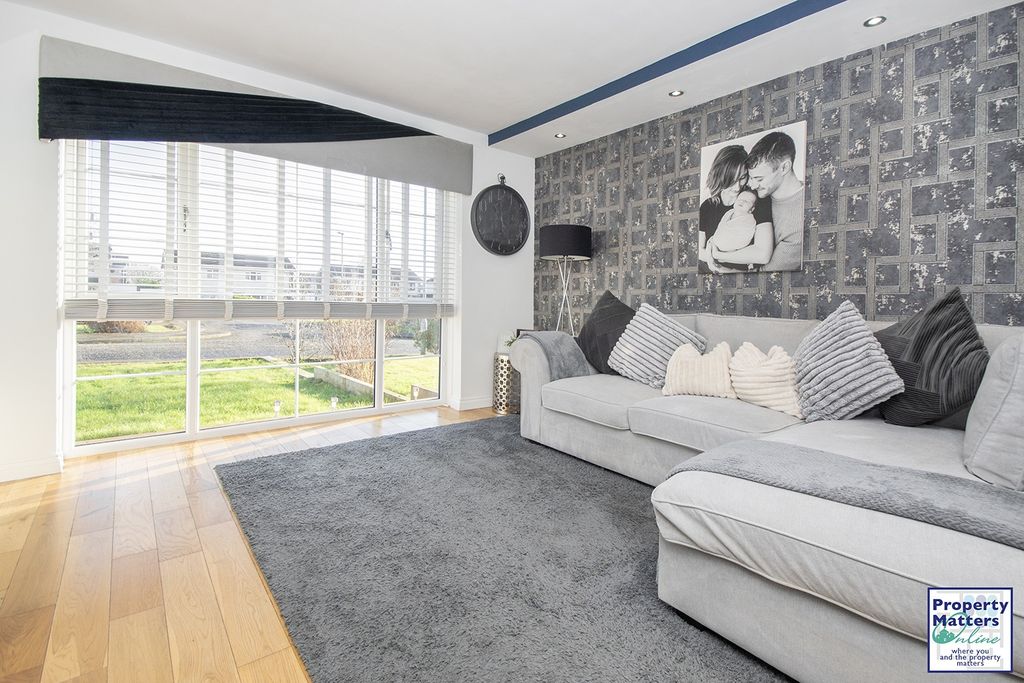 Property photo 2 of 18 Lounge