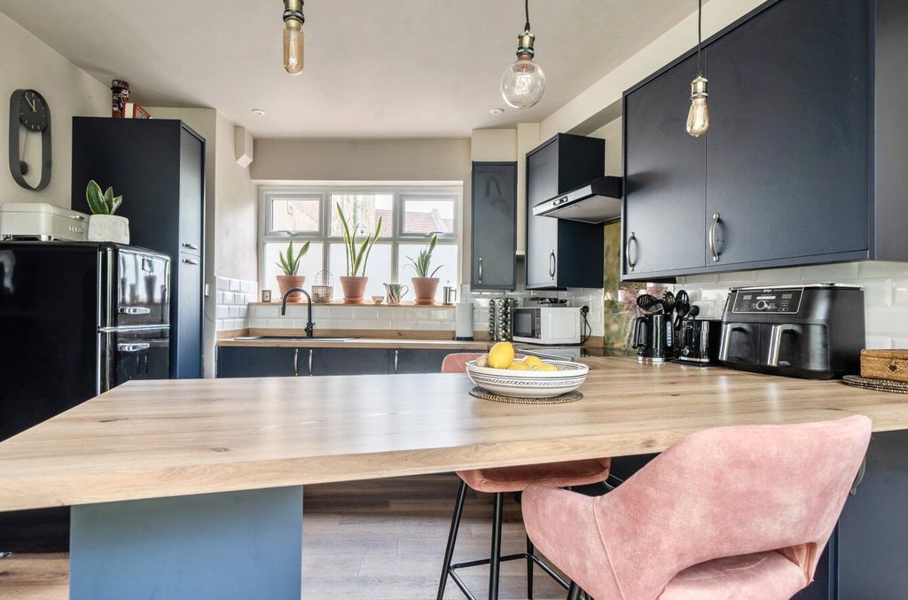 Property photo 3 of 18 Kitchen/Breakfast