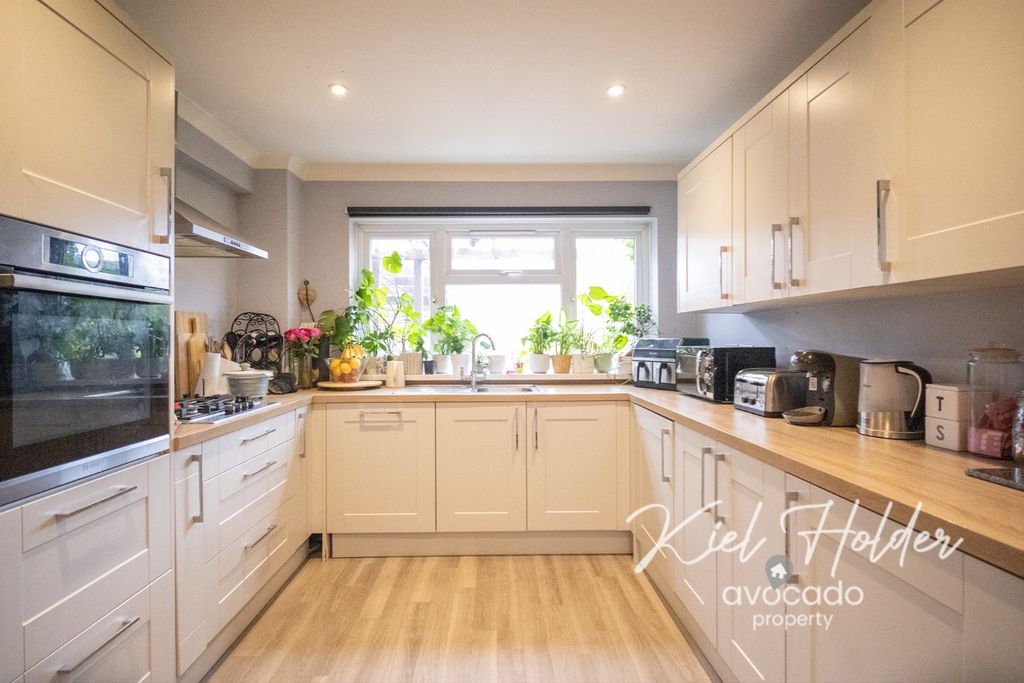 Property photo 3 of 13 4223856