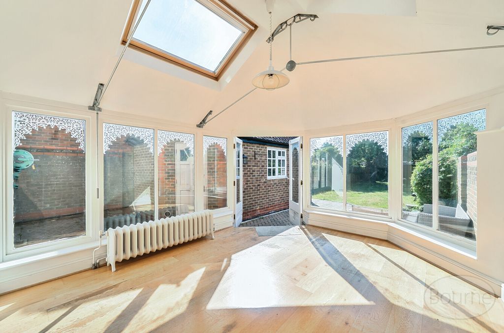 Property photo 3 of 14 725975E5-Ea74-4d5...