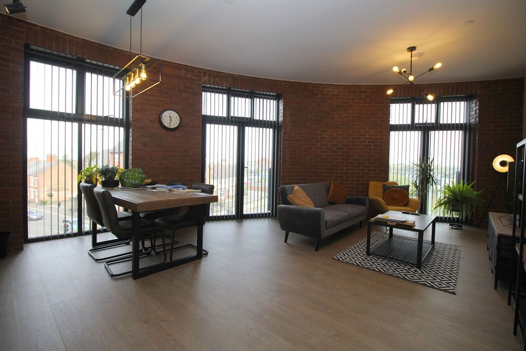 Property photo 2 of 27 Lounge / Diner