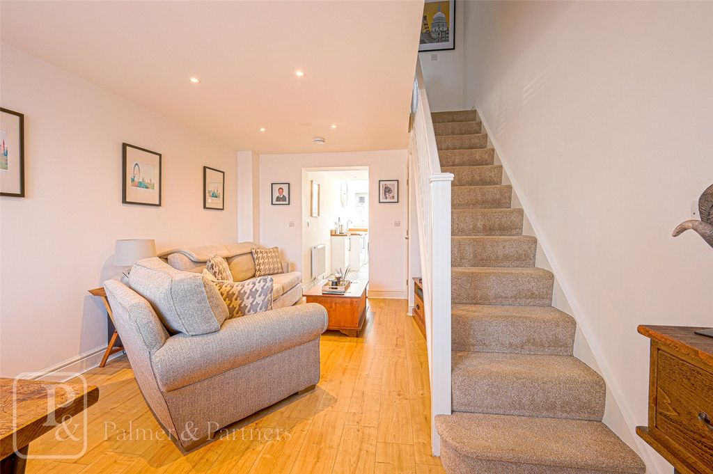 Property photo 2 of 10 Lounge