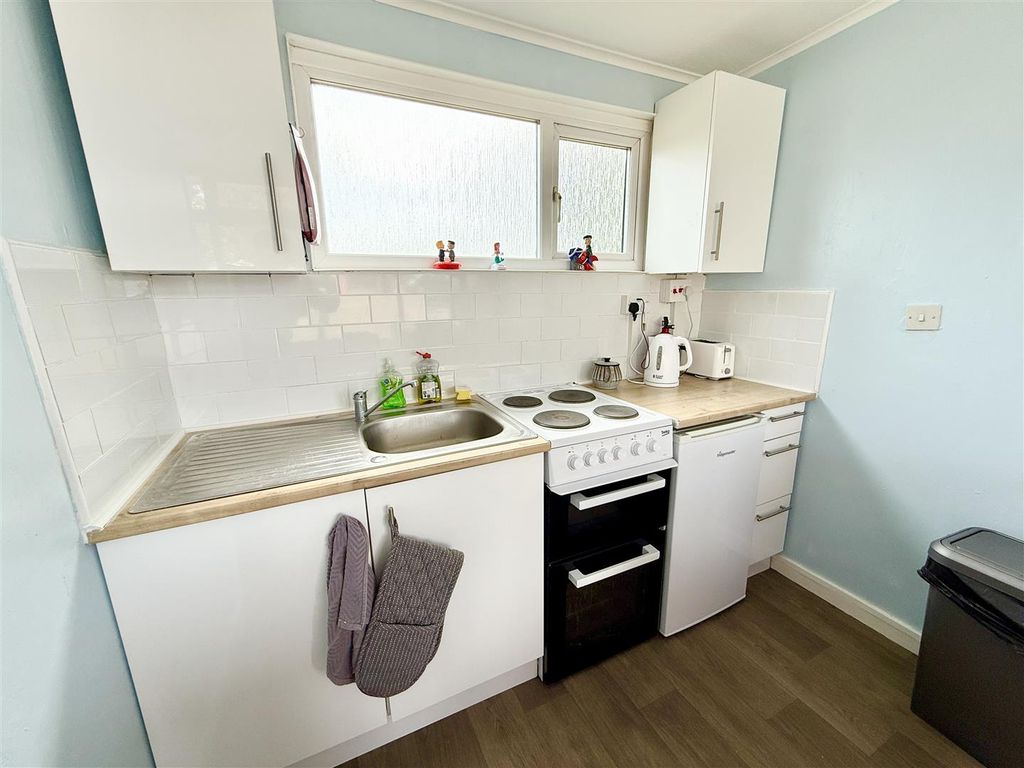 Property photo 3 of 9 Kitchen