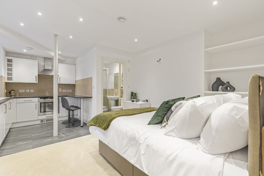 Property photo 2 of 10 Hdwe-Lgff-31_Quee...