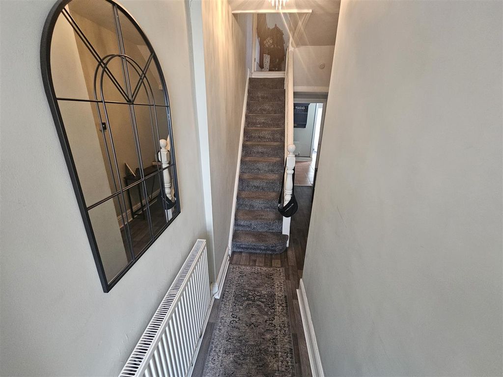 Property photo 2 of 16 Entrance Hall