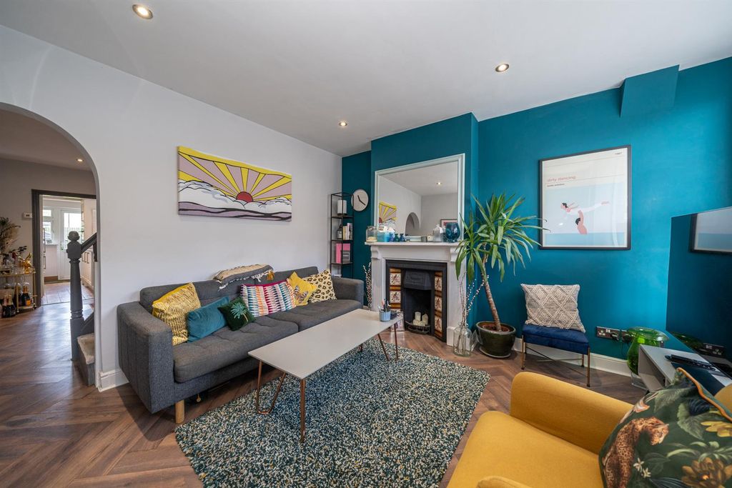 Property photo 3 of 12 101-Regent-Street-06816.Jpg