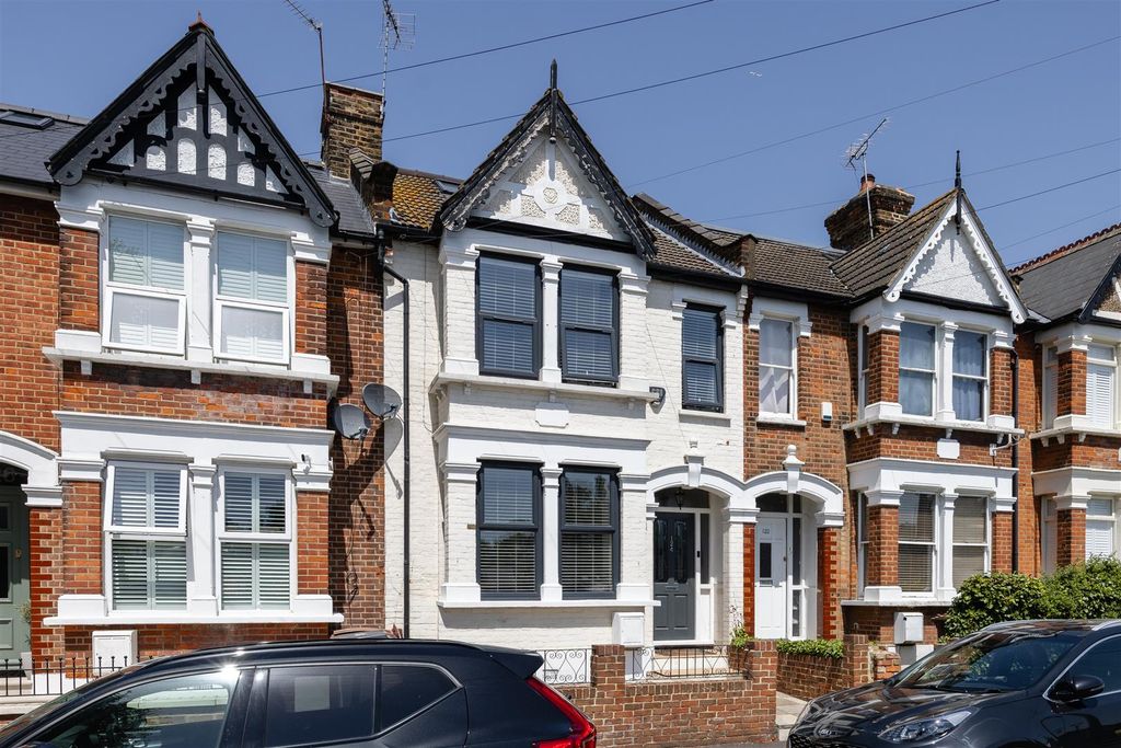 Property photo 1 of 28 Selwyn Avenue, E4