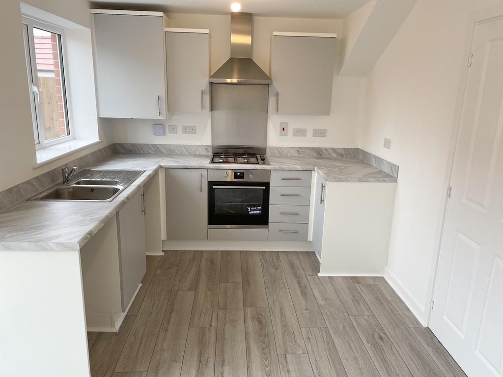 Property photo 2 of 10 Kitchen