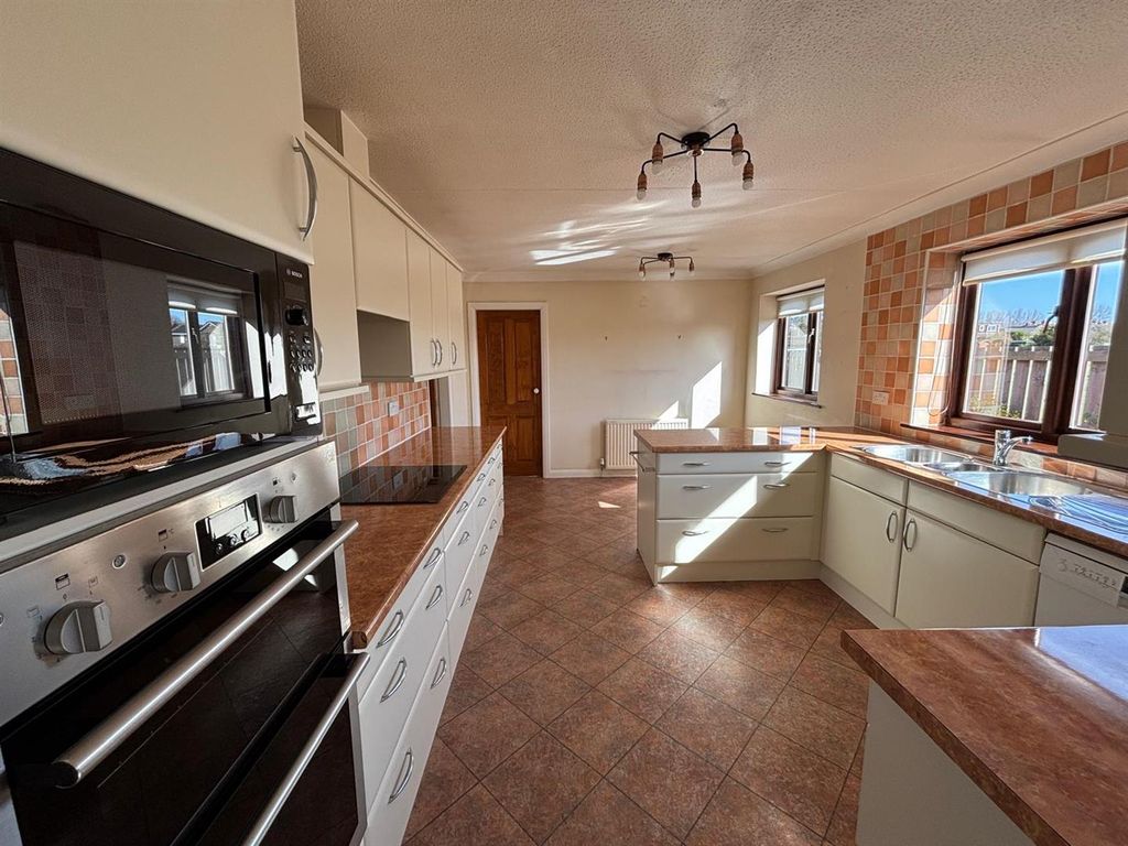 Property photo 3 of 21 Kitchen/ Diner