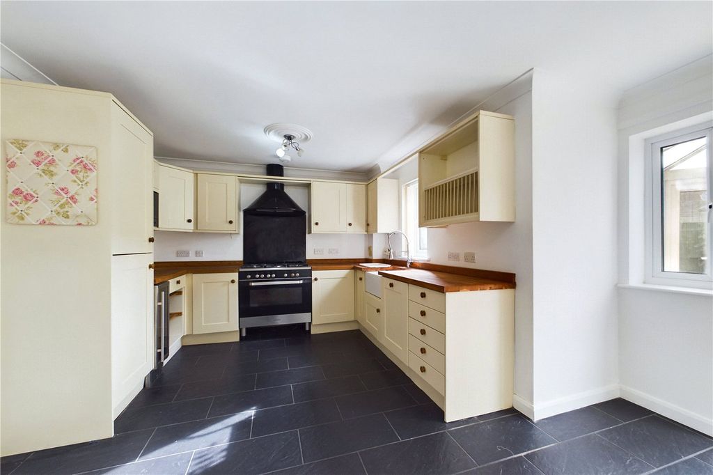 Property photo 3 of 17 Kitchen