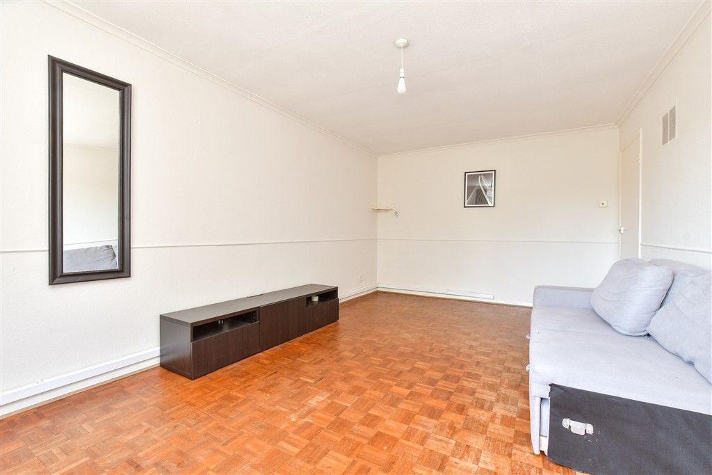 Property photo 3 of 13 Lounge
