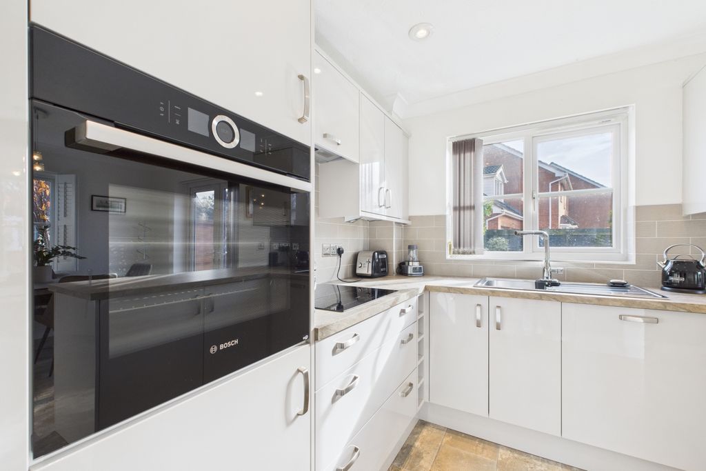 Property photo 2 of 22 Ewemove - Spalding - Shearers Drive - Kitchen