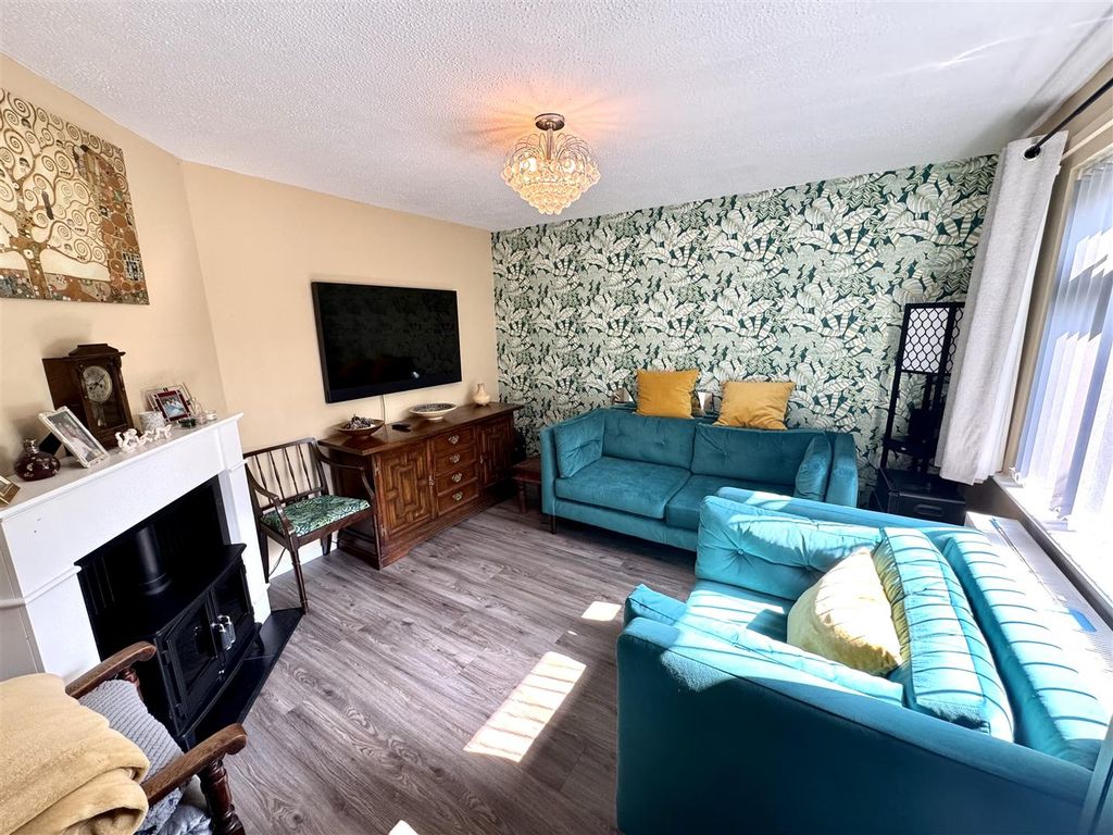 Property photo 3 of 19 Lounge