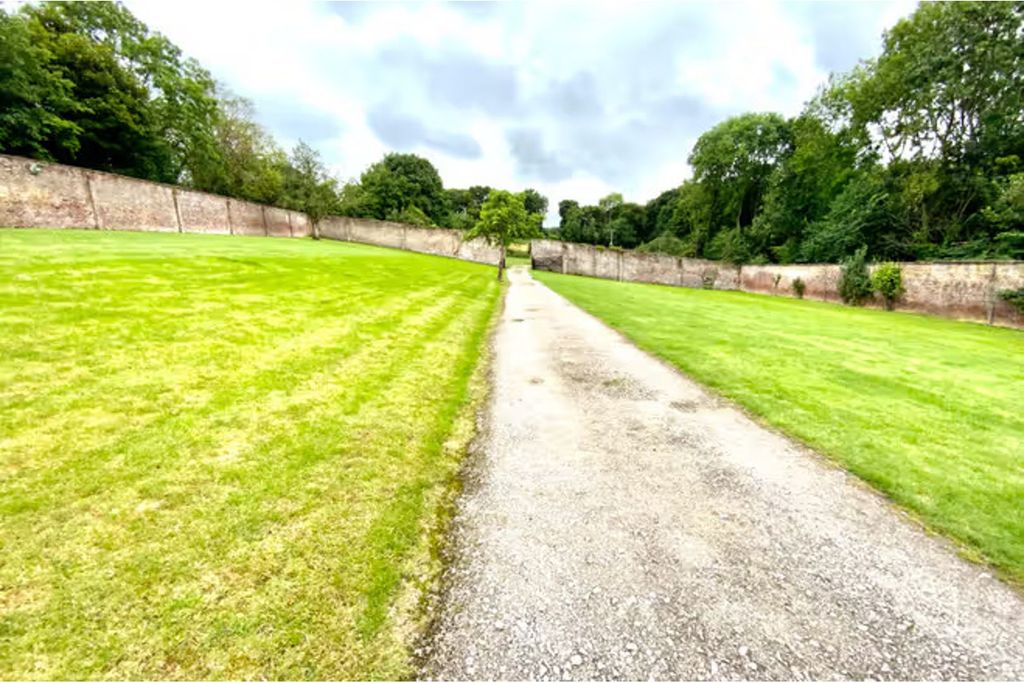 Property photo 3 of 48