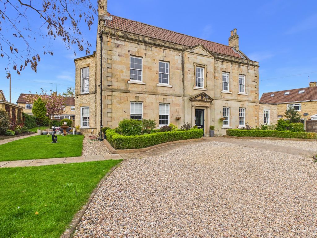 Property photo 1 of 13 761584