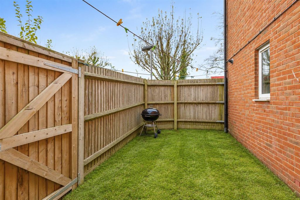 Property photo 2 of 10 Side Garden (Private)