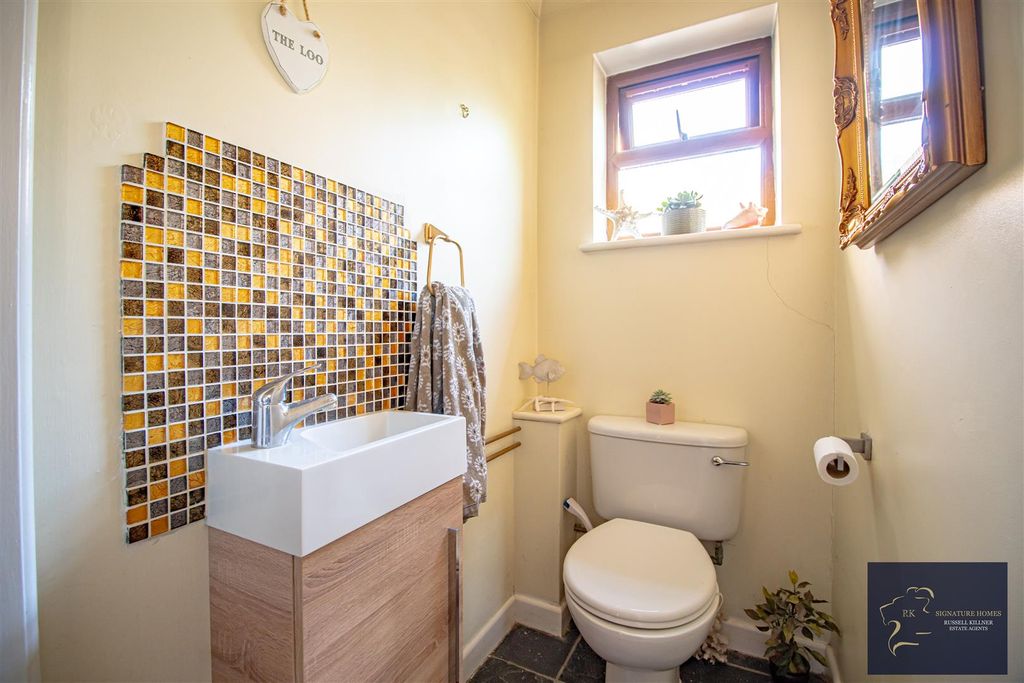 Property photo 3 of 23 Cloakroom.