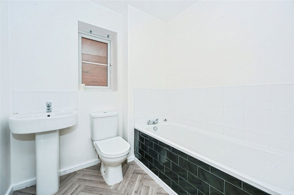 Property photo 2 of 16 Picture No. 21