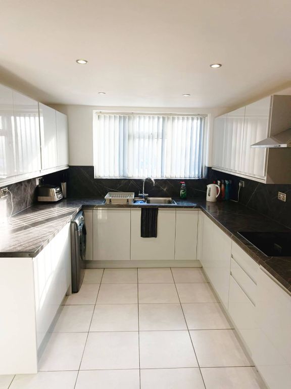 Property photo 3 of 6 Room