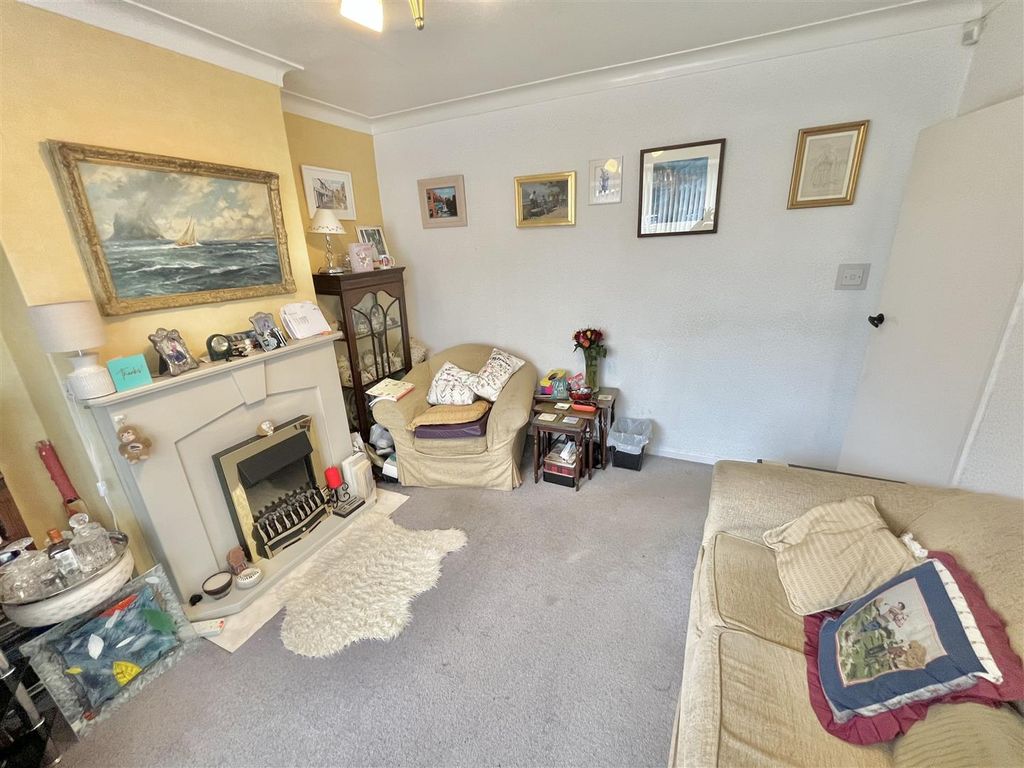 Property photo 3 of 13 Lounge 2