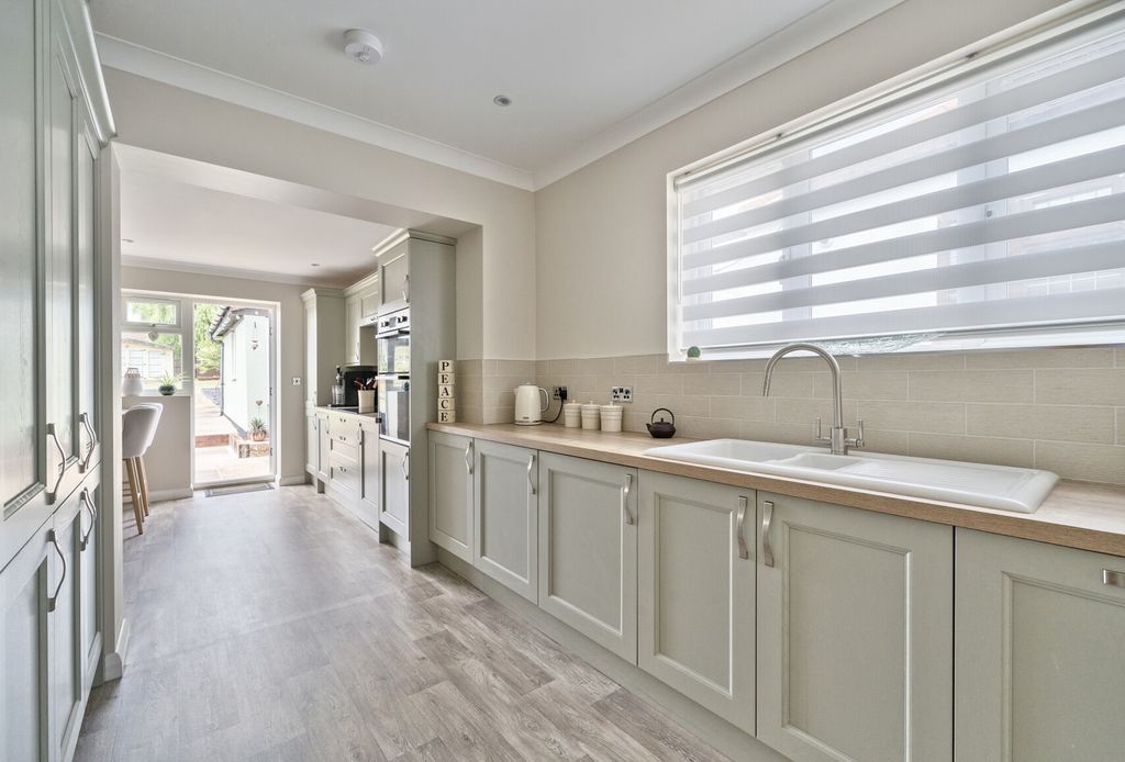 Property photo 1 of 15 1325985-9-6878E28...