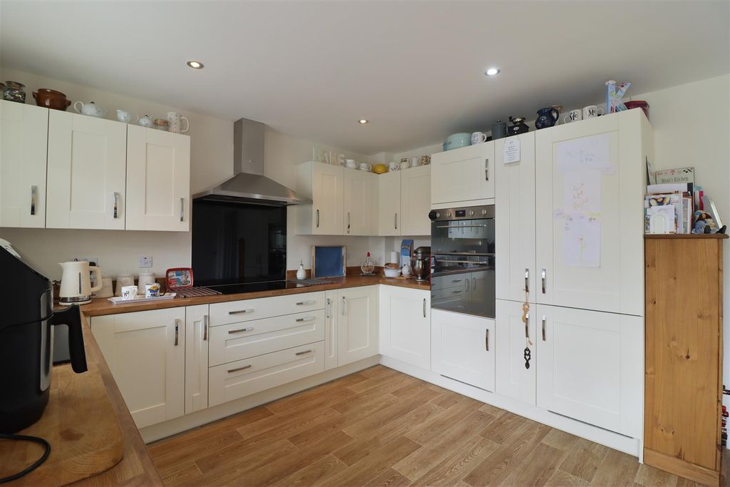 Property photo 3 of 31 Kitchen